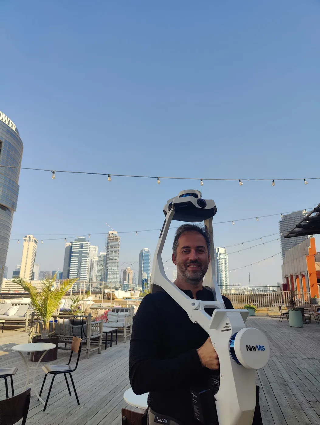 עודד מקובקי מחייך